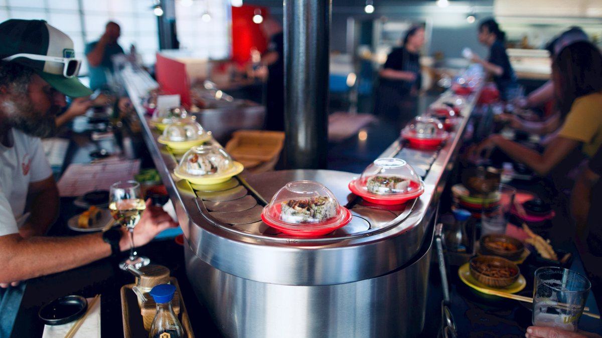 Plates under domes coming round the belt at Moshimo